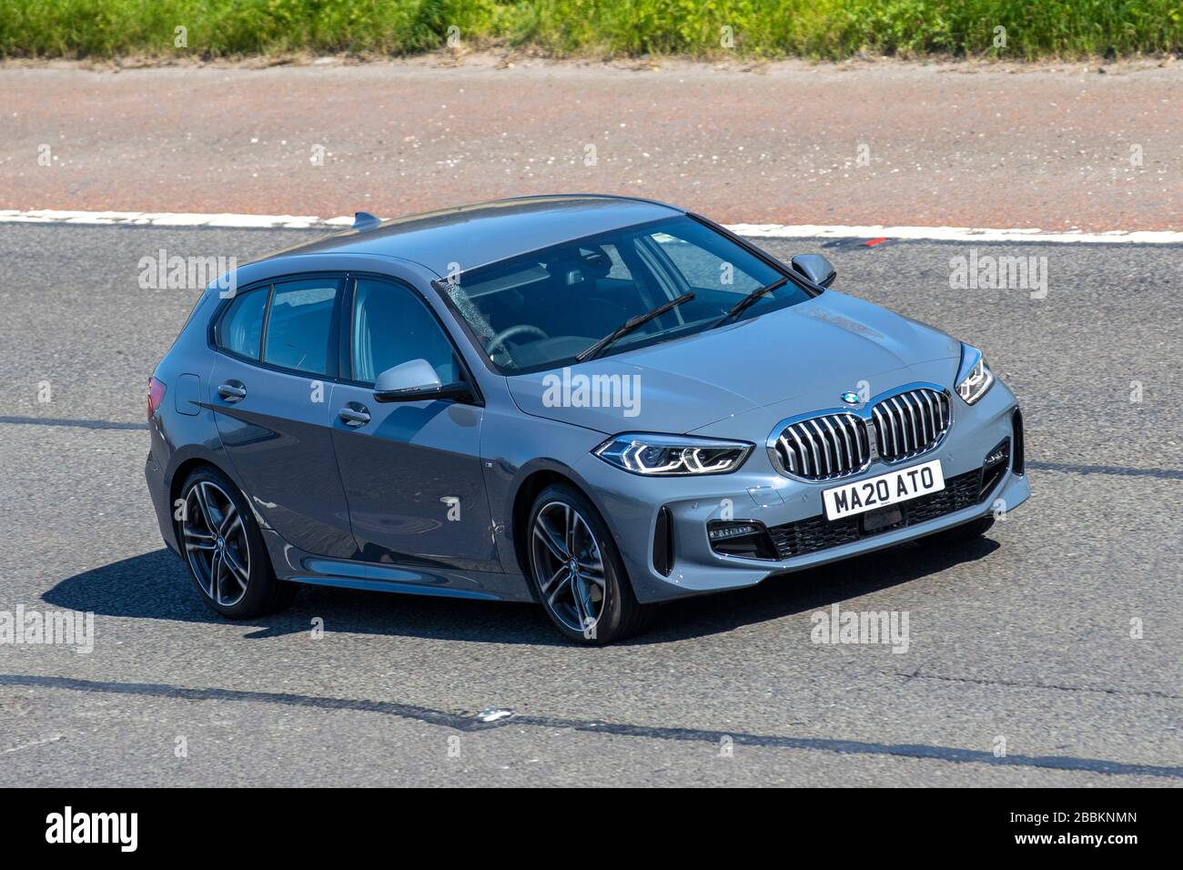 2020 grigio BMW Serie 1 (F40); veicoli in movimento per il traffico veicolare, guida di veicoli, strade, motori, motori sull'autostrada M6 Foto Stock