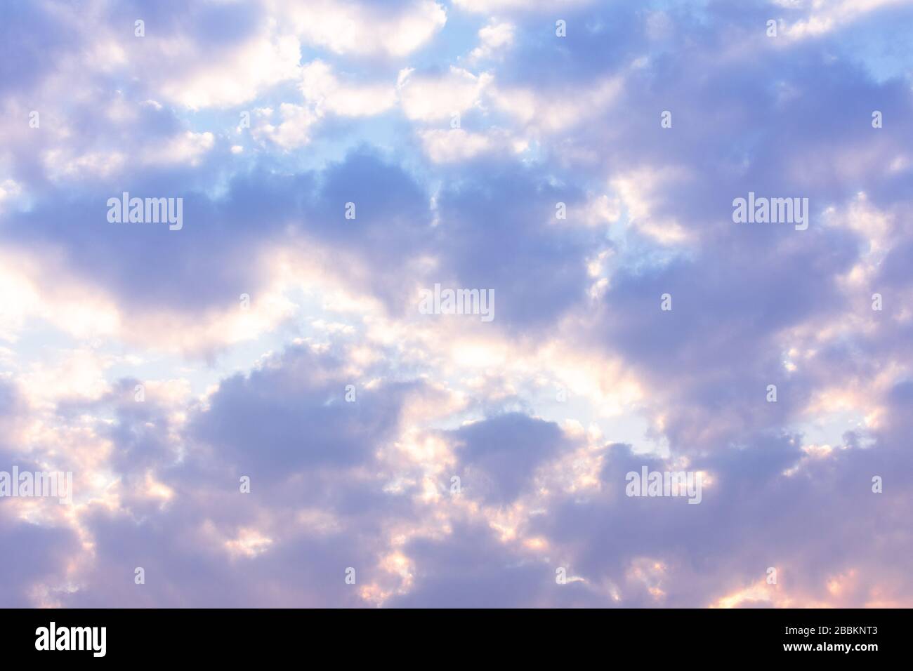 Cielo blu con soffice texture nuvole bianche. Paesaggio offuscato Foto stock  - Alamy