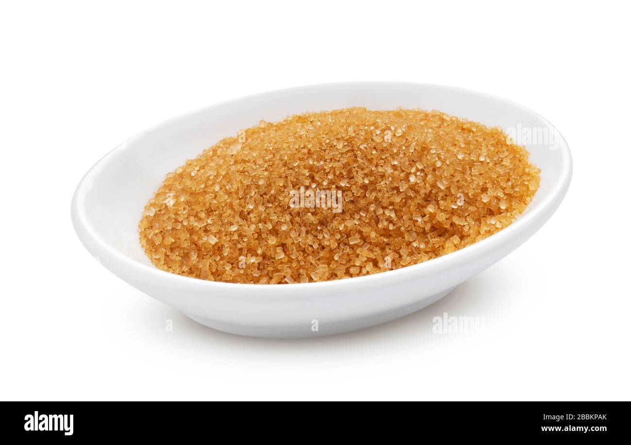 Zucchero di canna in ciotola isolato su sfondo bianco Foto Stock