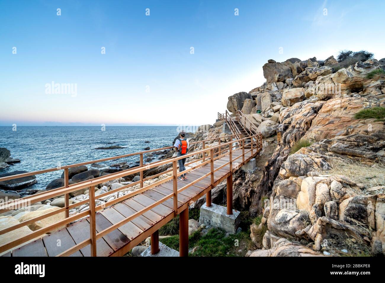 Parco Nazionale di Nui Chua, Hang Rai, Provincia di Ninh Thuan, Vietnam - 12 marzo 2020: Immagine di un ponte di legno sulla costa dell'eco-turismo a Hang Rai Foto Stock