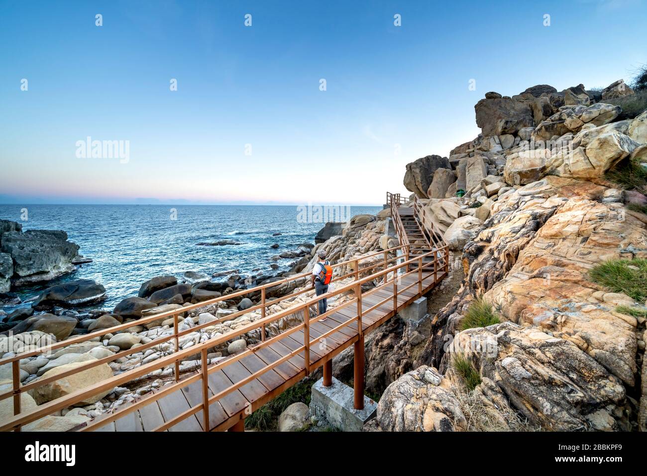 Parco Nazionale di Nui Chua, Hang Rai, Provincia di Ninh Thuan, Vietnam - 12 marzo 2020: Immagine di un ponte di legno sulla costa dell'eco-turismo a Hang Rai Foto Stock