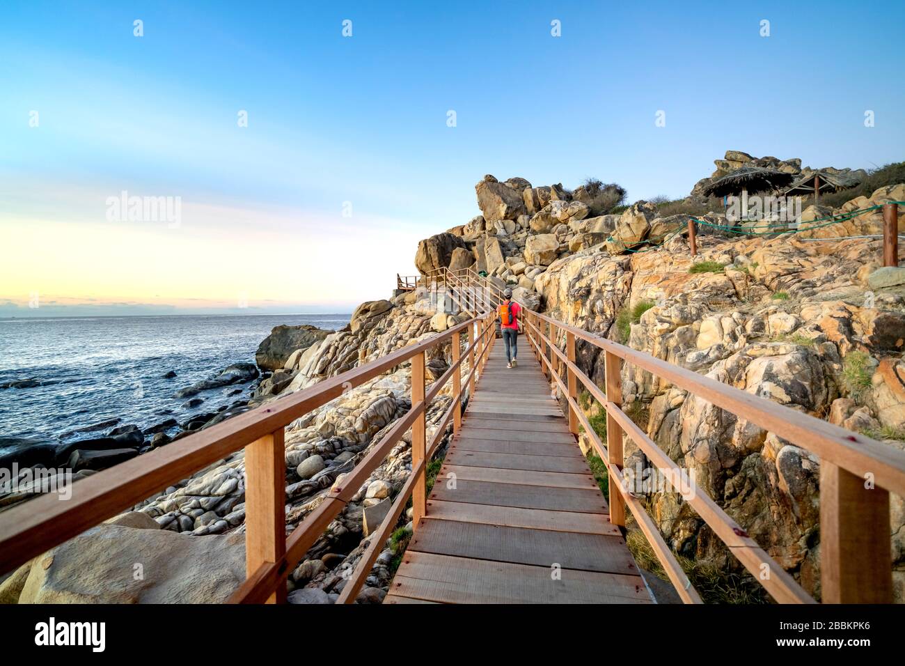 Parco Nazionale di Nui Chua, Hang Rai, Provincia di Ninh Thuan, Vietnam - 12 marzo 2020: Immagine di un ponte di legno sulla costa dell'eco-turismo a Hang Rai Foto Stock