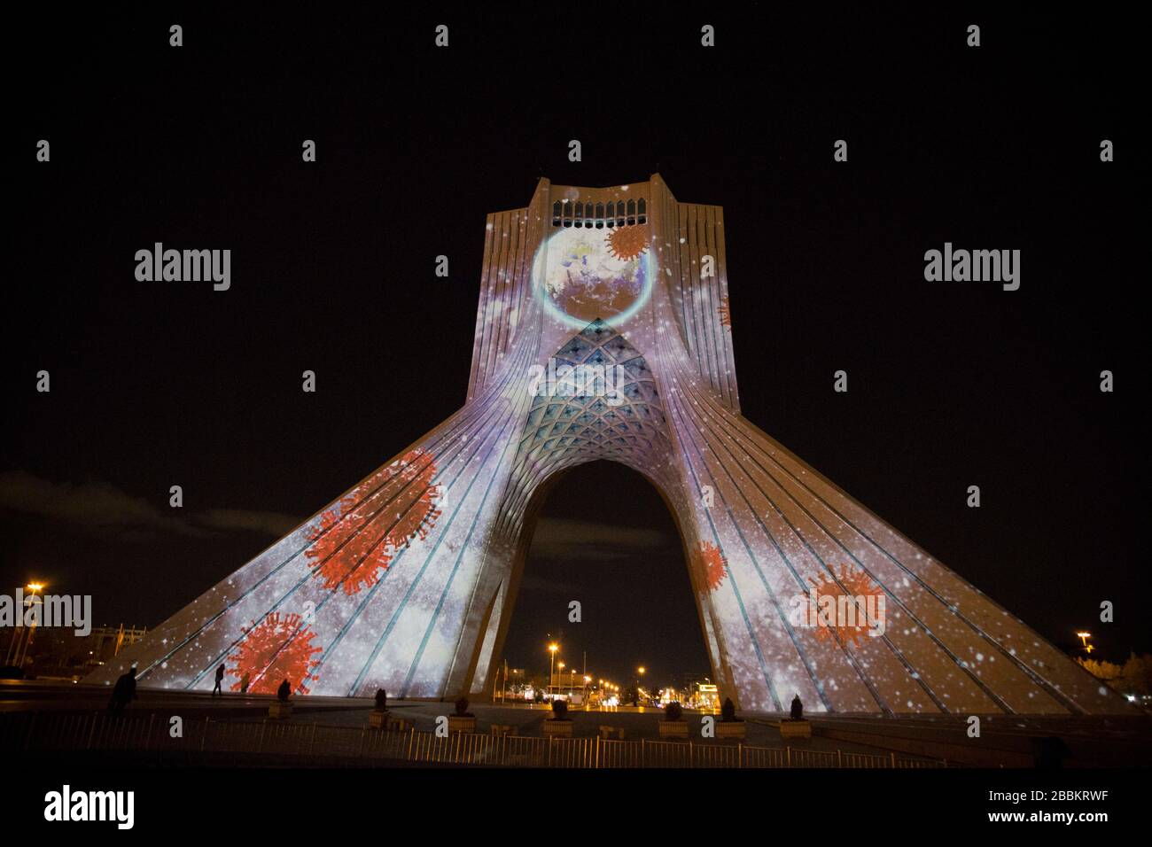 31 marzo 2020, Teheran, Iran: Una visione notturna della torre illuminata di Azadi (libertà) con bandiere, messaggi di solidarietà da tutto il mondo per la pandemia di coronavirus (COVID-19) in corso, a Teheran, Iran. Il messaggio di apprezzamento si è riflesso anche negli operatori sanitari che stanno cercando di fermare la pandemia nel paese. L'esposizione di luce è stata organizzata dal comune della città. Secondo le ultime notizie del Ministero della Sanità iraniano, oltre 2.000 persone sono morte per infezione da coronavirus in tutto il paese. (Credit Image: © Rouzbeh Foulladi/ZUMA Wire) Foto Stock