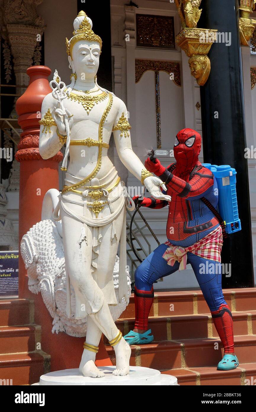 1 aprile 2020, Bangkok, Thailandia: Abiti ufficiali tailandesi in costumi Spiderman spray disinfettante durante una precauzione contro Coronavirus Covid-19 al tempio di Tha mai sobborgo di Bangkok il 01 aprile 2020. A livello globale, il virus ha ora infettato più di 861.261 persone e ucciso almeno 42.387 persone. (Credit Image: © immagine Urdee via ZUMA Wire) Foto Stock