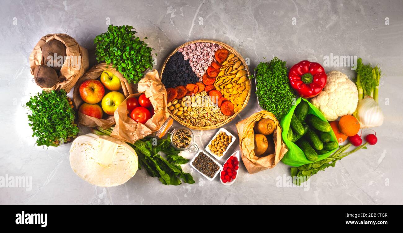 Alimenti sani e puliti scelta alimentare in sacchetti eco zero rifiuti, alimenti, verdure, frutta e verde ricchi di fibre, vitamine, minerali e antiossidanti, Foto Stock