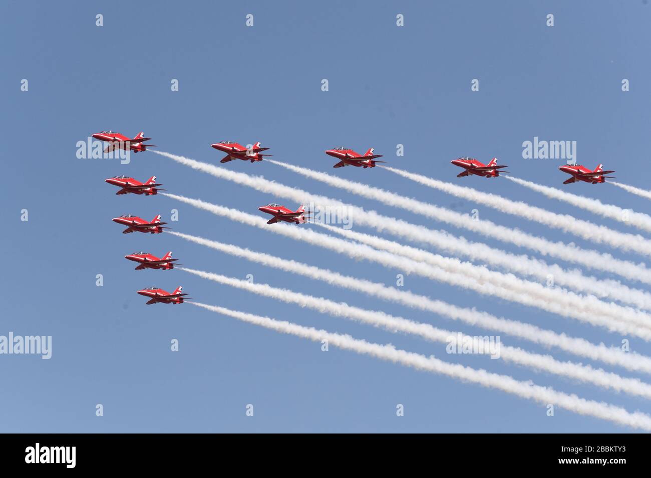 Le frecce rosse hanno provato la loro routine al RAF Fairford davanti all'annuale Royal International Air Tattoo di fronte alla folla, Gloucestershire, Regno Unito Foto Stock
