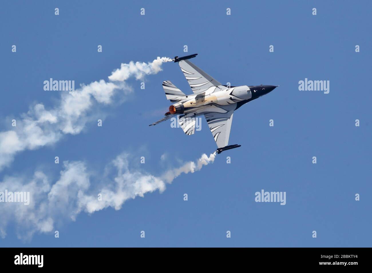 Belga di General Dynamics F-16 Falcon scuro Display da solista presso il Royal International Air Tattoo RIAT 2019 a RAF Fairford, Gloucestershire, Regno Unito Foto Stock