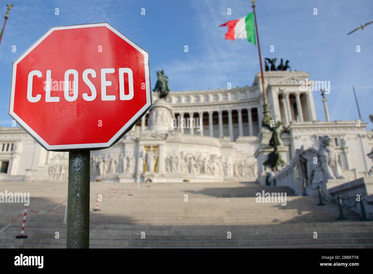 Cartello chiuso con l'altare della Patria a Roma. Quarantena globale, tutto è chiuso Foto Stock