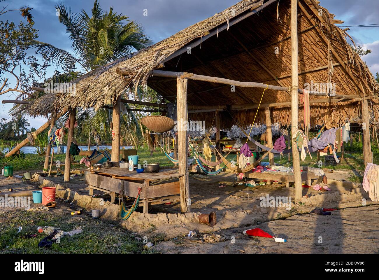 Casa in legno su palafitte degli indiani Warao, Orinoco-Delta, Venezuela, Sud America, America Foto Stock