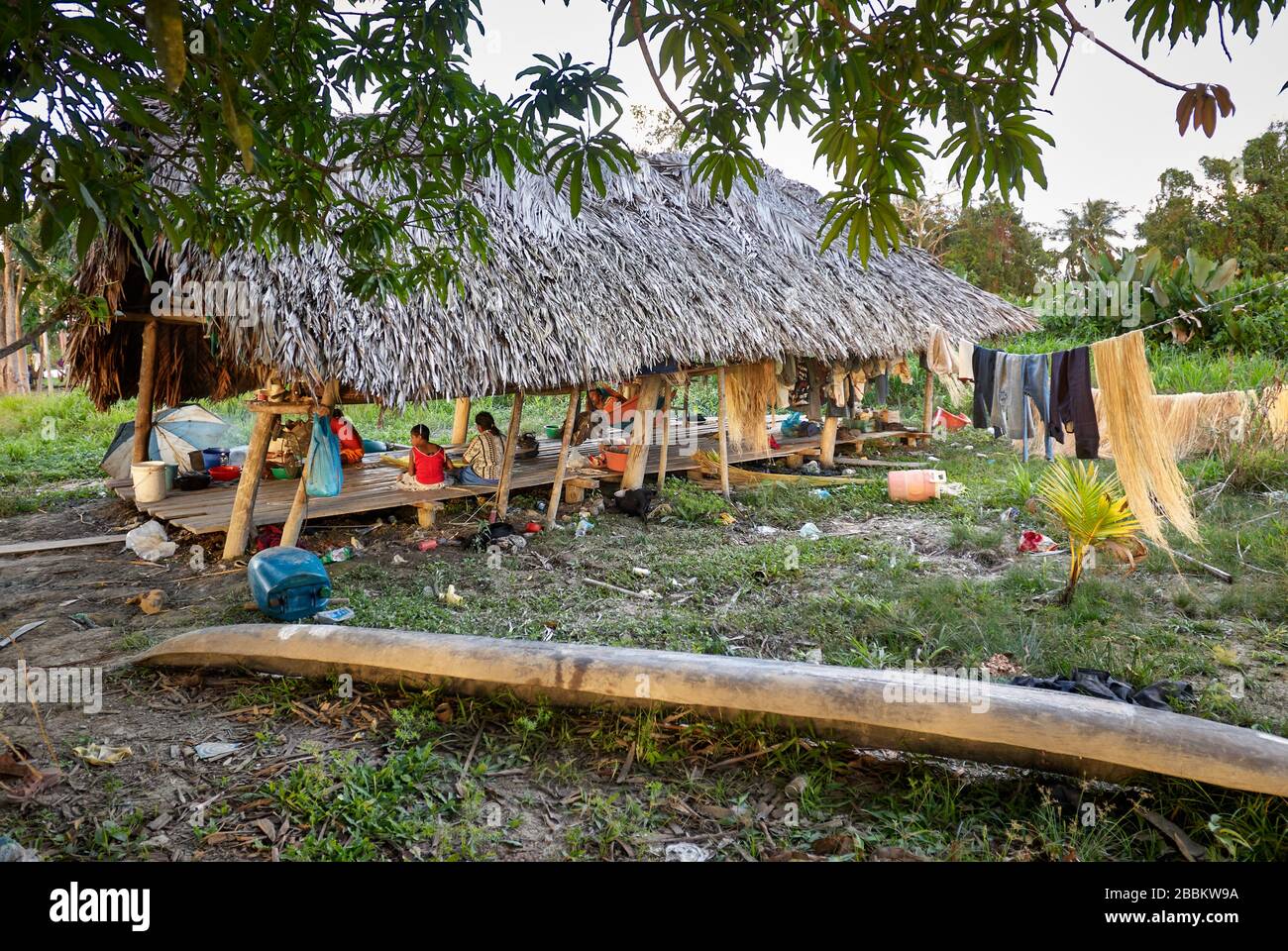 Persone native in casa di legno su palafitte di indiani Warao, Orinoco-Delta, Venezuela, Sud America, America Foto Stock