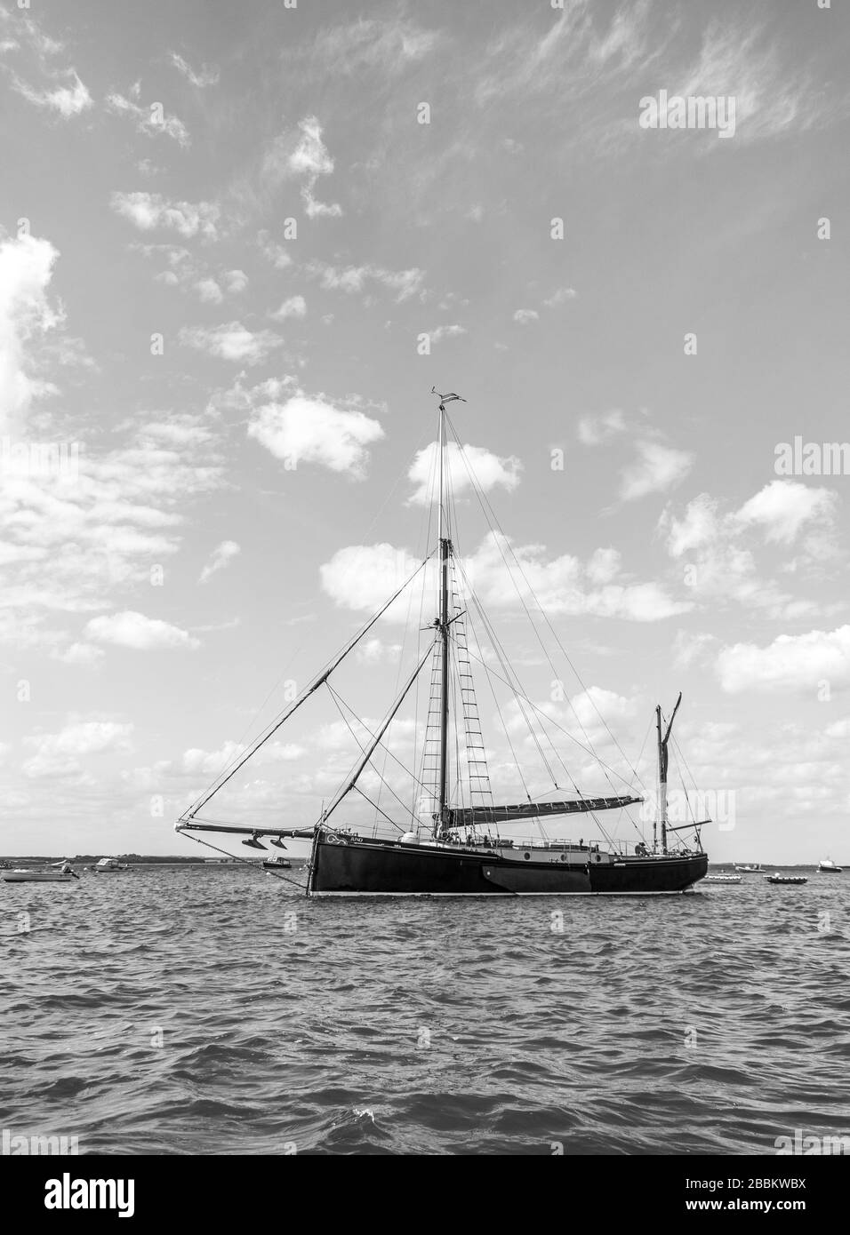 Barca a vela in stile antico in bianco e nero sul mare a Norfolk, Inghilterra Foto Stock