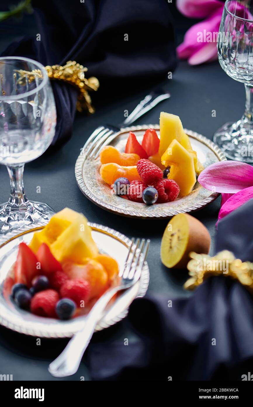 La vivace colazione tropicale serviva bicchieri di cristallo di lusso e posate d'argento Foto Stock