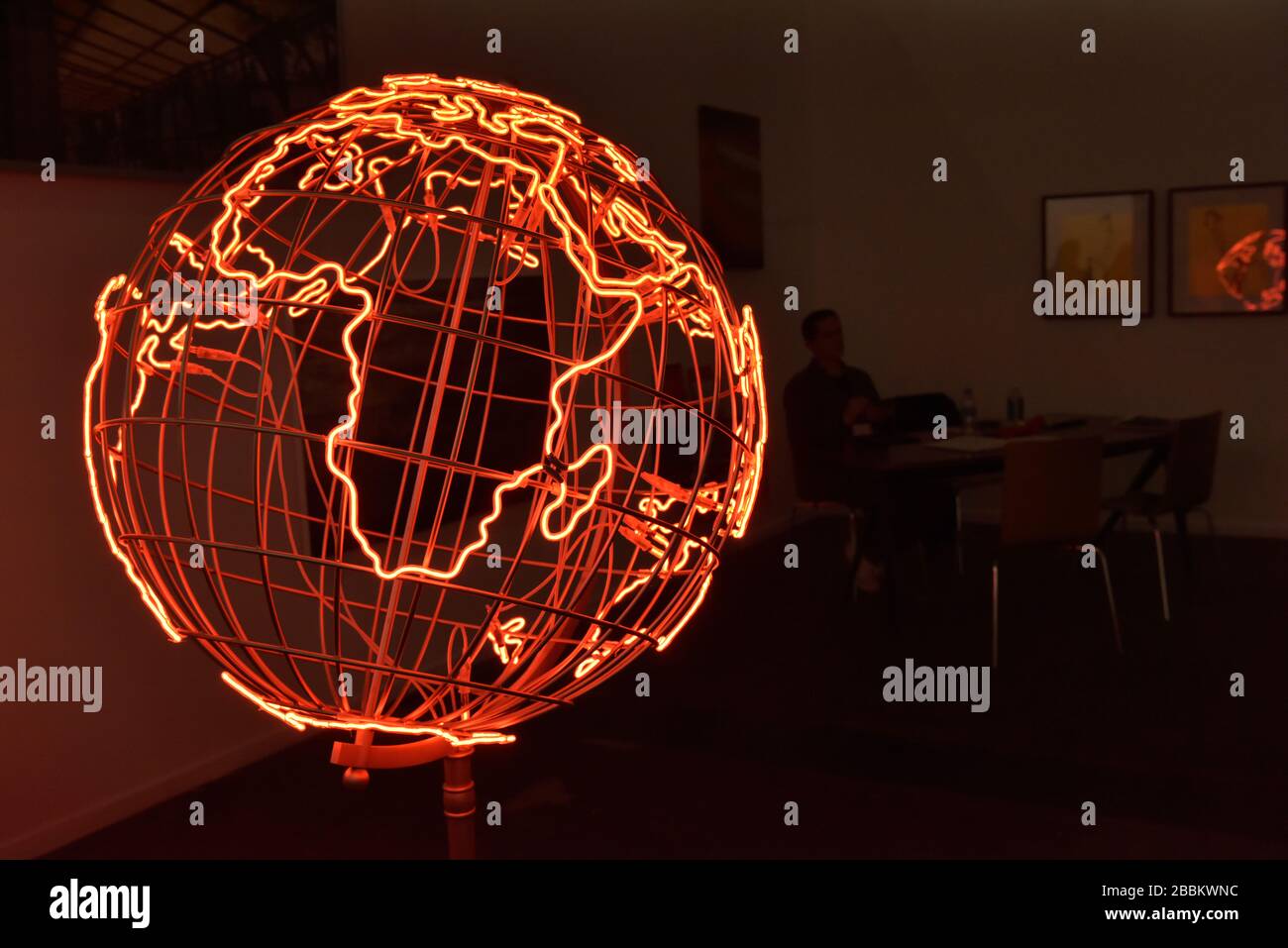Un Neon Globe alla mostra ARCO durante la giornata di stampa, IFEMA, Madrid. Foto Stock