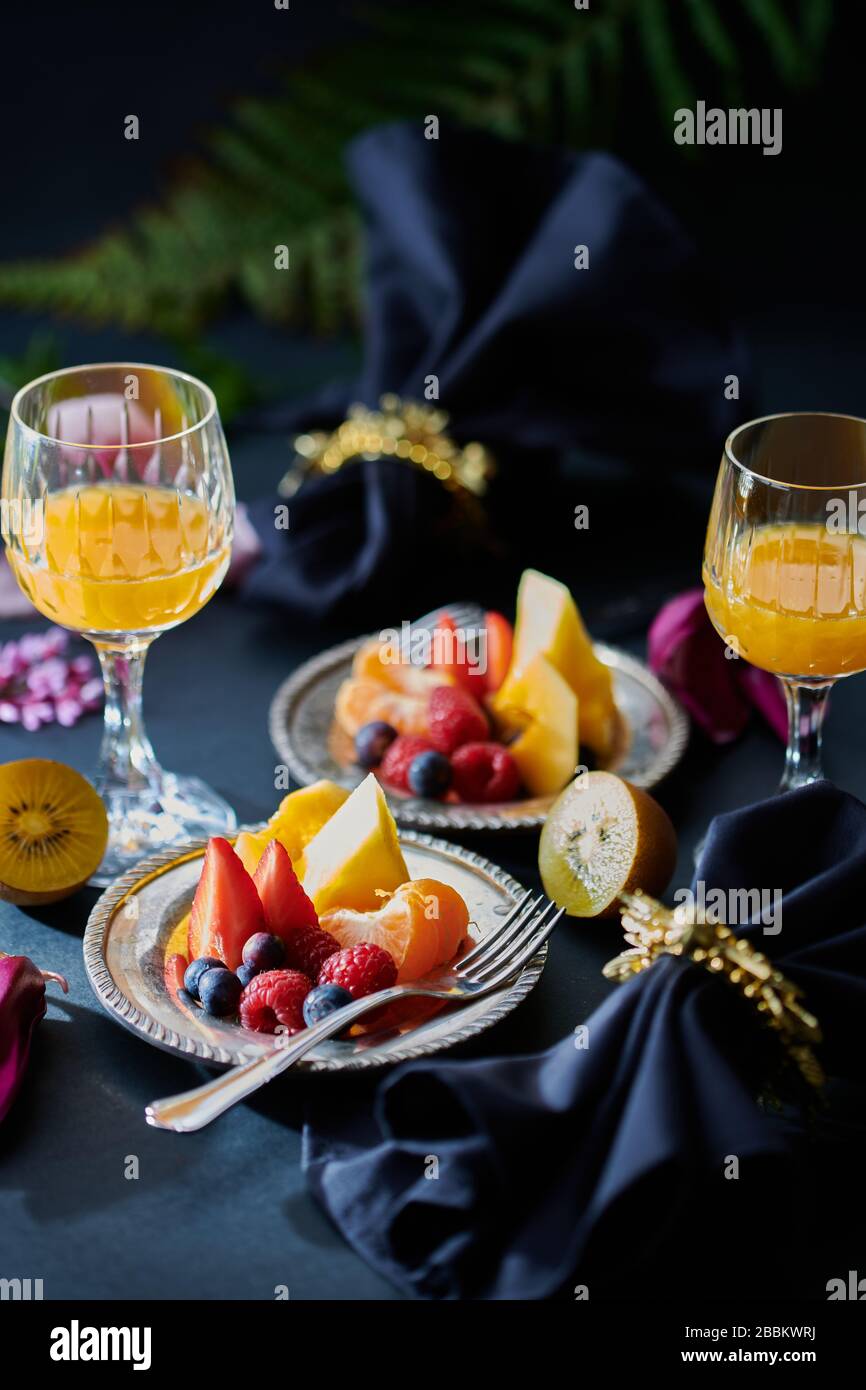 La vivace colazione tropicale serviva bicchieri di cristallo di lusso e posate d'argento Foto Stock