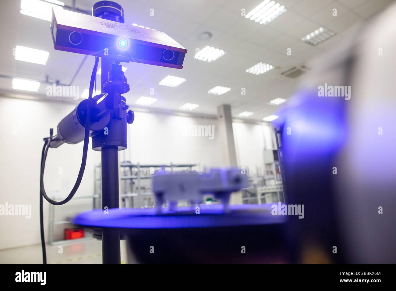 Scanner professionale 3D scansione di un oggetto industriale plastica stampaggio posto su piattaforma girevole, concetto di metrologia Foto Stock