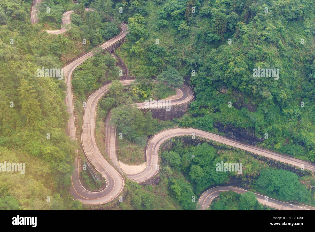 Strada tortuosa e curva nel parco nazionale di montagna di Tianmen, provincia di Hunan, Cina. Foto Stock