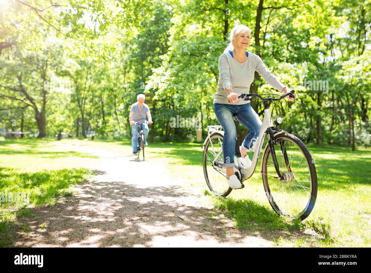 Coppia senior su biciclette Foto Stock