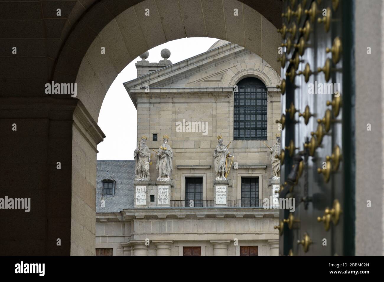 Il Monastero di El Escorial visto attraverso una delle sue numerose porte ad arco Foto Stock