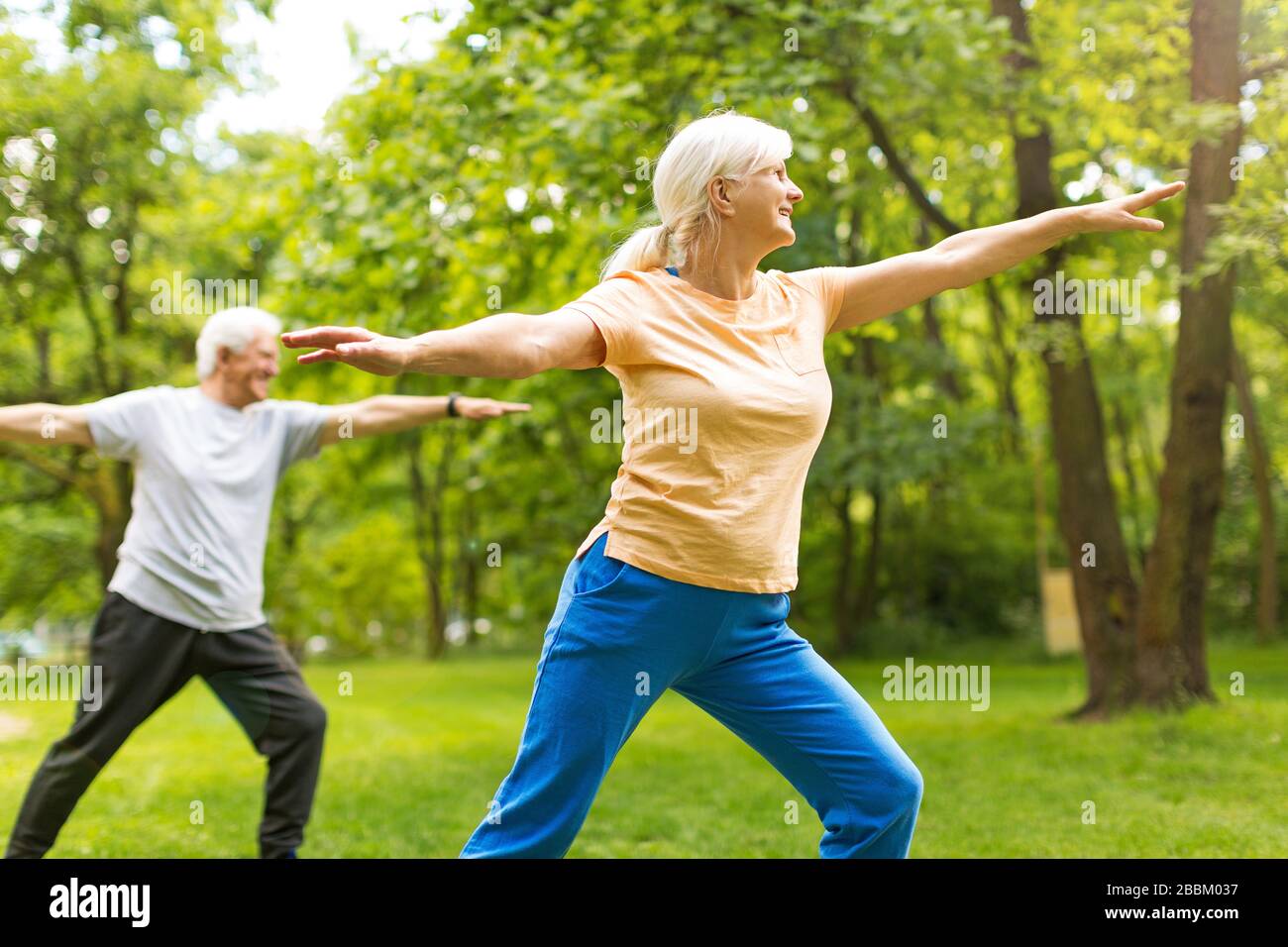 Coppia senior che esercitano in posizione di parcheggio Foto Stock