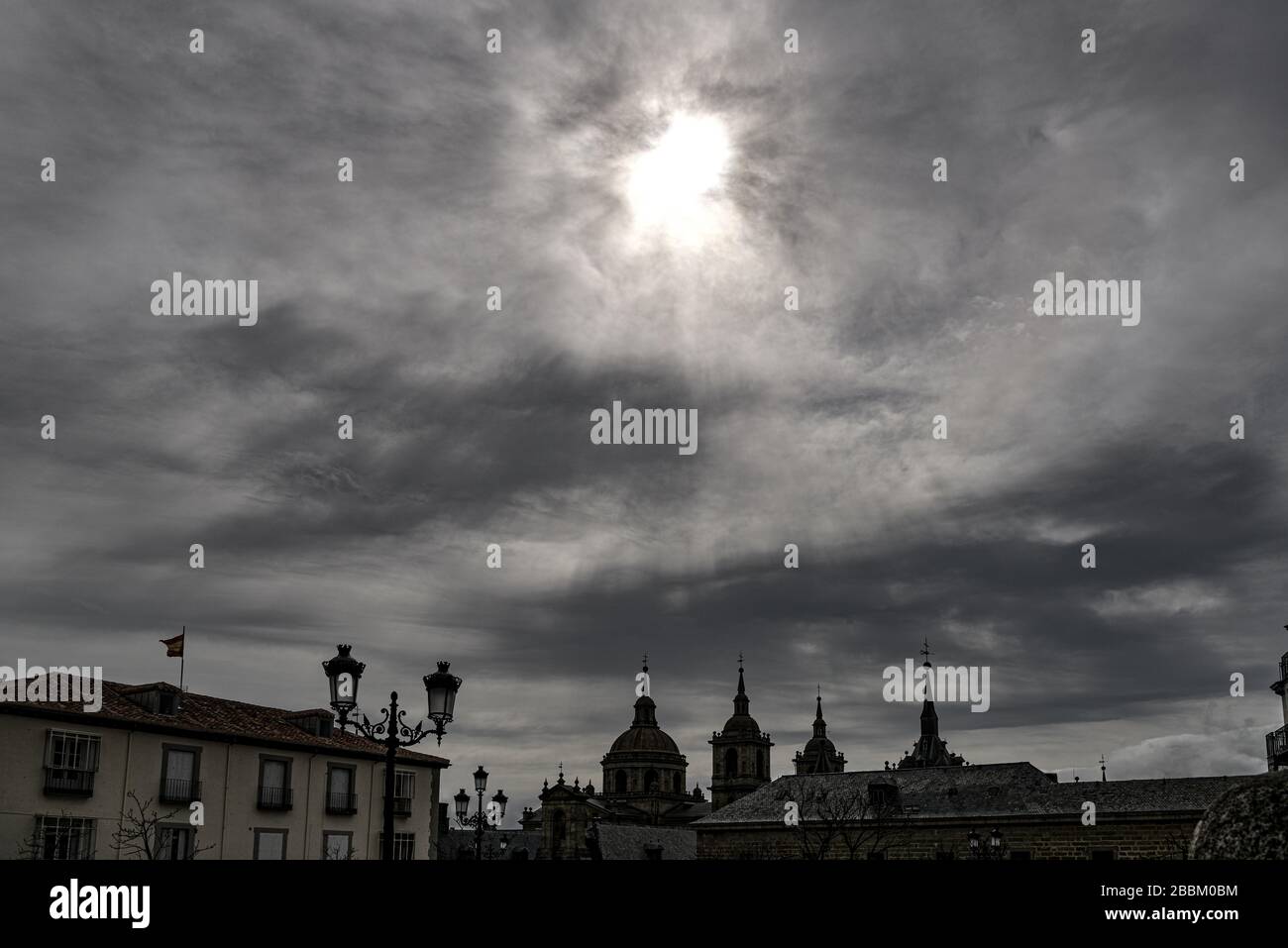San Lorenzo de El Escorial con cieli poudosi Foto Stock