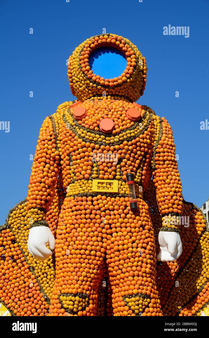 Deep Sea Diver o Diving Suit fatto di Oranges o Oranges scultura al Festival annuale Lermon Menton Côte-d'Azur Francia Foto Stock