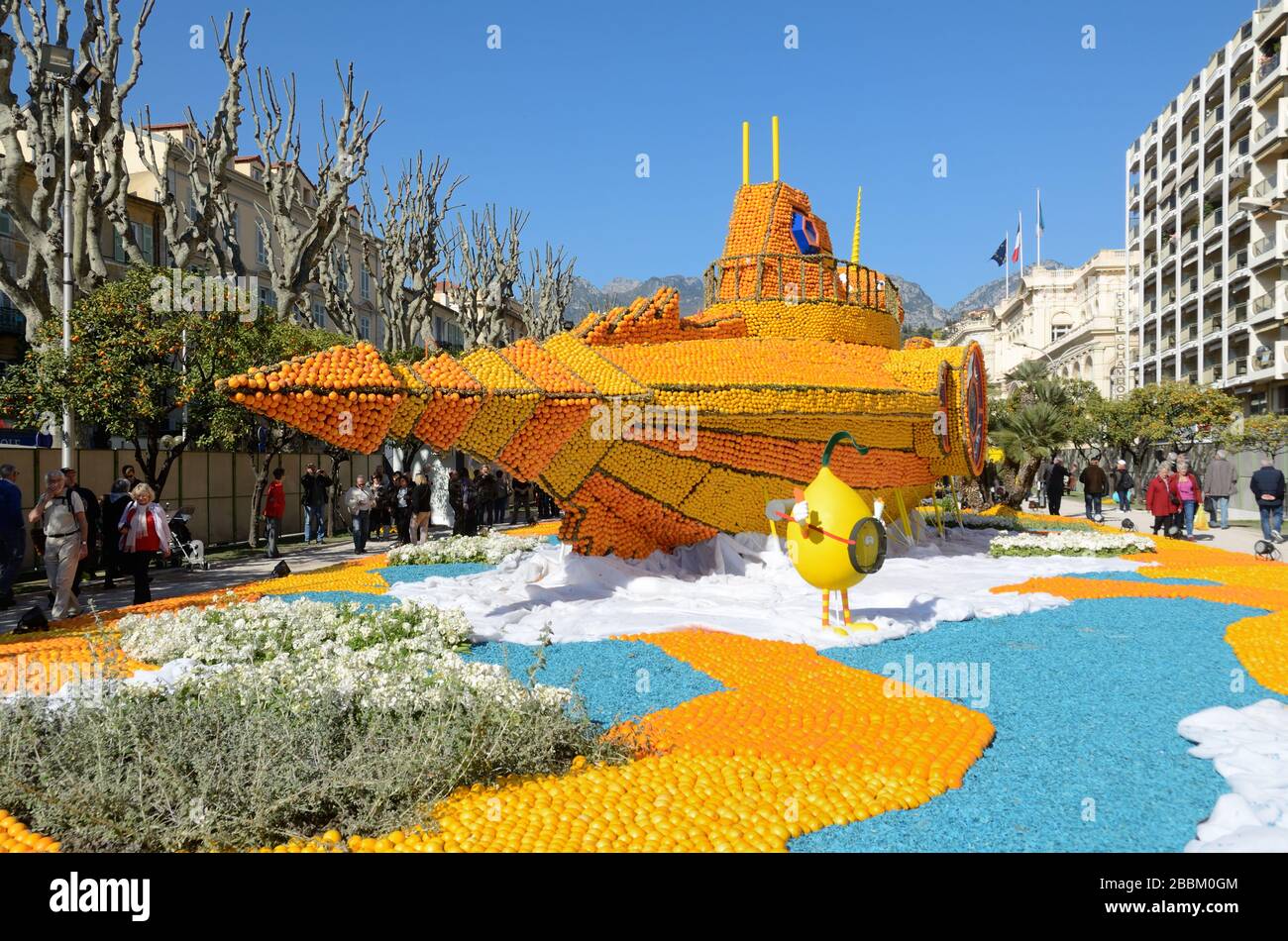 Turisti o visitatori e sottomarini fatti di Oranges o Oranges Sculpture al Festival annuale Lermon Menton Côte-d'Azur Francia Foto Stock