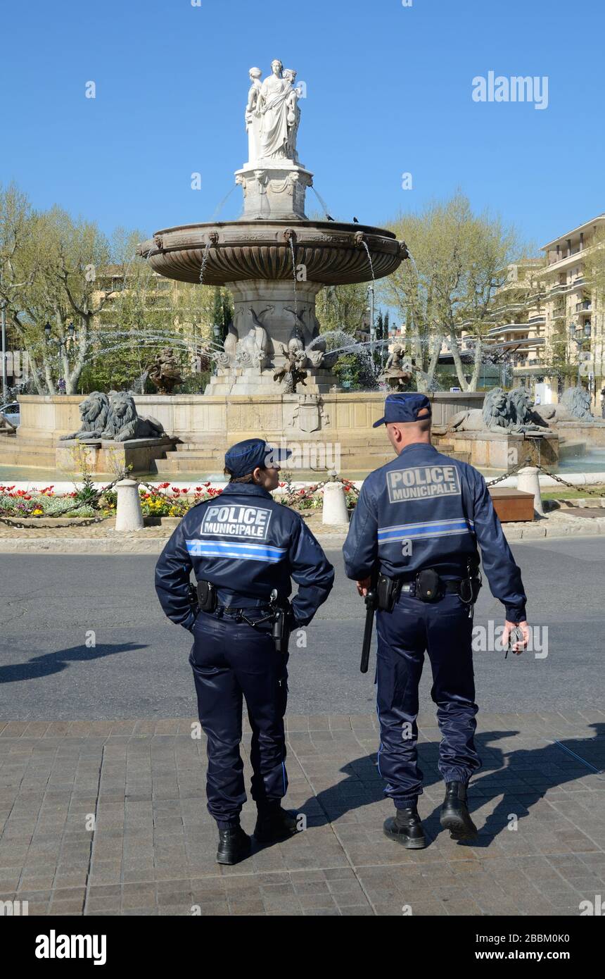 Polizia municipale o polizia francese di fronte alla Fontana la Rotonde all'estremità occidentale del Cours Mirabeau Aix-en-Provence Provence Provence francia Foto Stock
