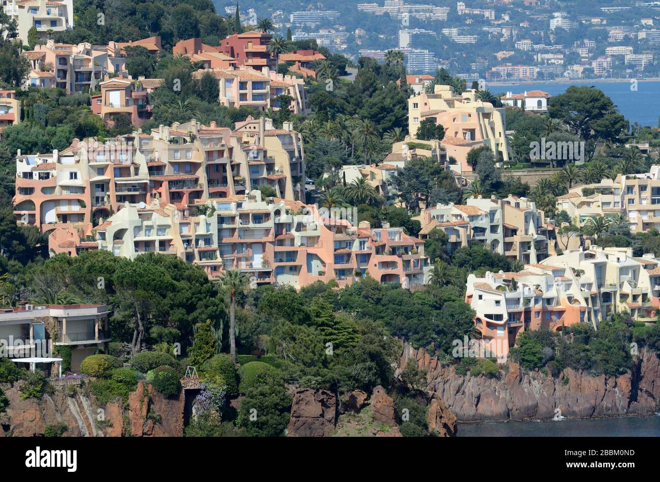 Alloggio la Galère, moderno sviluppo di alloggi o architettura moderna sulla costa mediterranea, progettato Jacques Couëlle Miramar Théoule-sur-Mer Francia Foto Stock