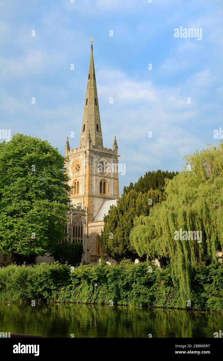 Chiesa della Santissima Trinità aka Shakespeare's Church & spire sulle rive del fiume Avon Stratford-upon-Avon Warwickshire Inghilterra Foto Stock