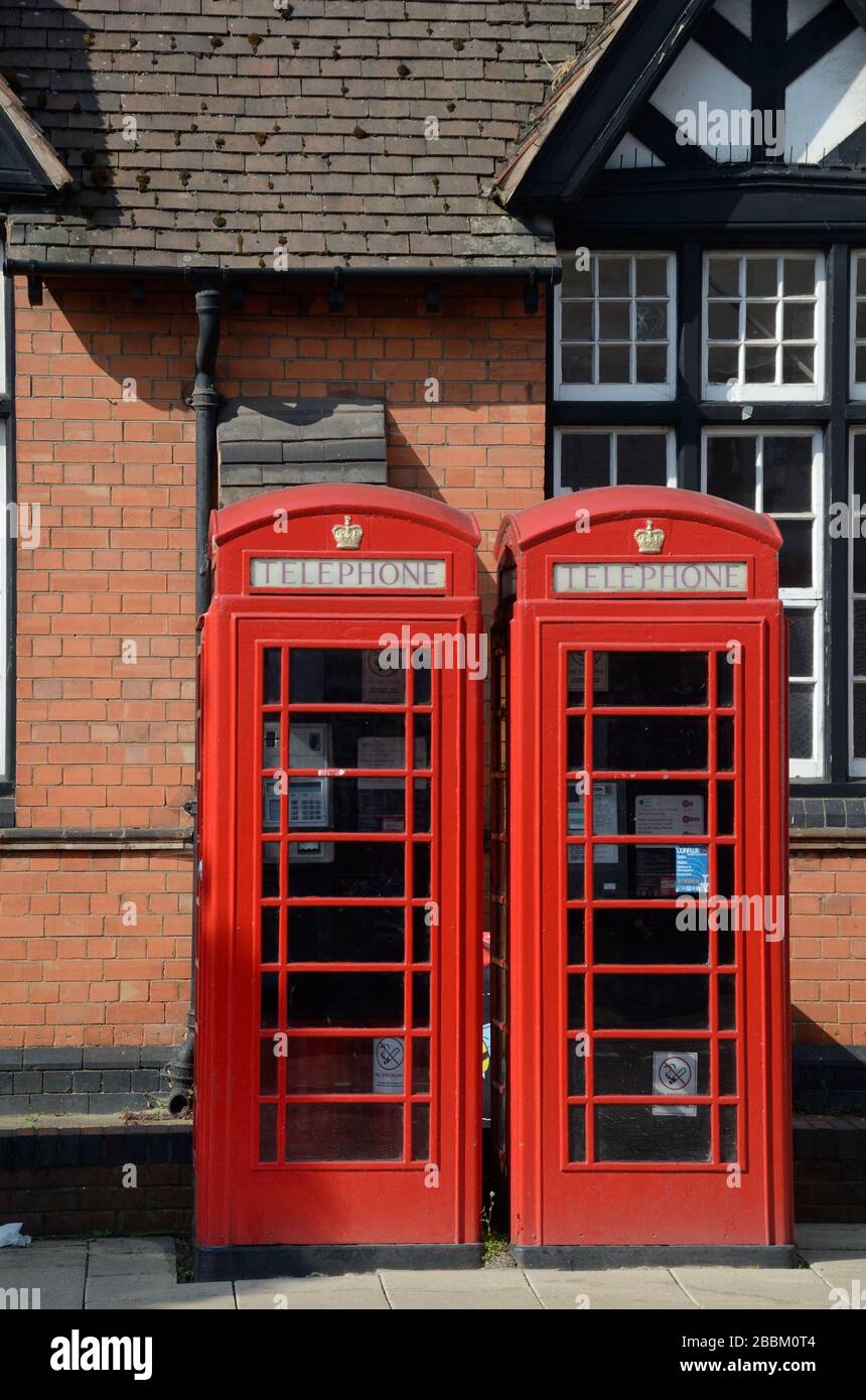 Coppia di scatole telefoniche rosse britanniche, modello K6, progettate da Sir Gilles Gilbert Scott Stratford-upon-Avon Warwickshire England Foto Stock
