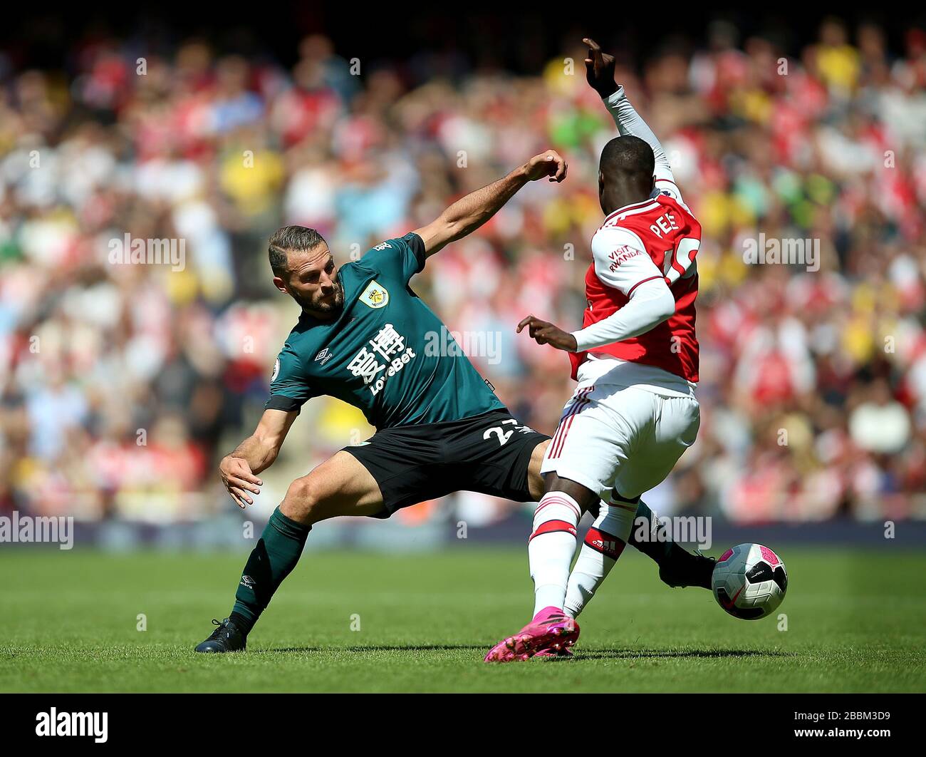 Erik Pieters di Burnley (a sinistra) e Nicolas Pepe dell'Arsenal (a destra) combattono per la palla Foto Stock