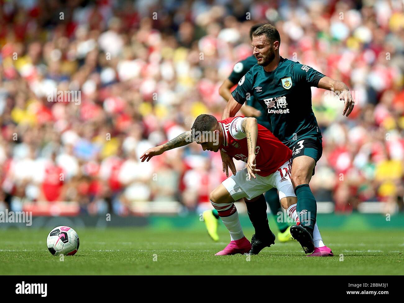 Lucas Torreira (a sinistra) e Erik Pieters (a destra) dell'Arsenal combattono per la palla Foto Stock