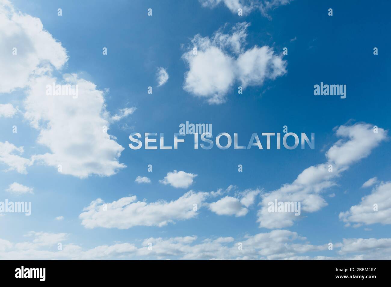 Cielo chiaro e blu con nuvole e una didascalia che dice auto isolamento. Foto Stock