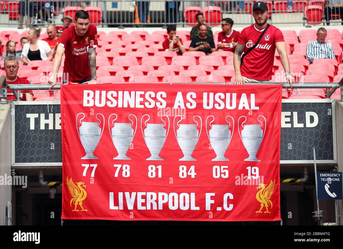 Gli appassionati di Liverpool negli stand con un banner Reading Business come al solito Foto Stock