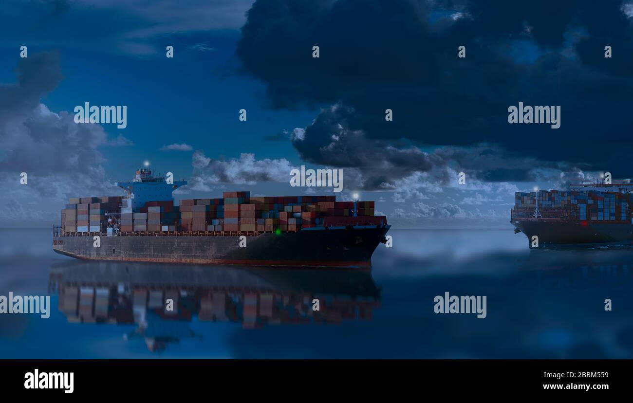 Possenti navi container in oceano di notte in corso di esecuzione di importazione ed esportazione di merci marine trasporto. Industria dei beni commerciali e automobile marittima Foto Stock
