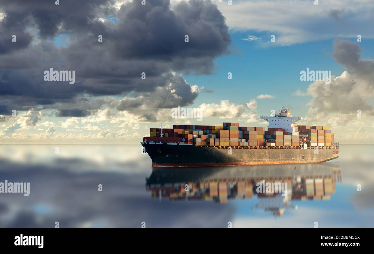 Possenti navi container in oceano all'alba in corso di importazione ed esportazione di merci marine trasporto. Industria dei beni commerciali e settore marittimo c Foto Stock