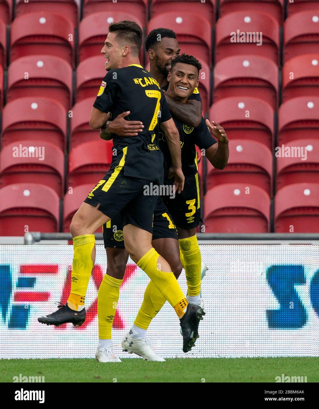 Ollie Watkins di Brentford celebra il suo primo gol con i compagni di squadra Foto Stock