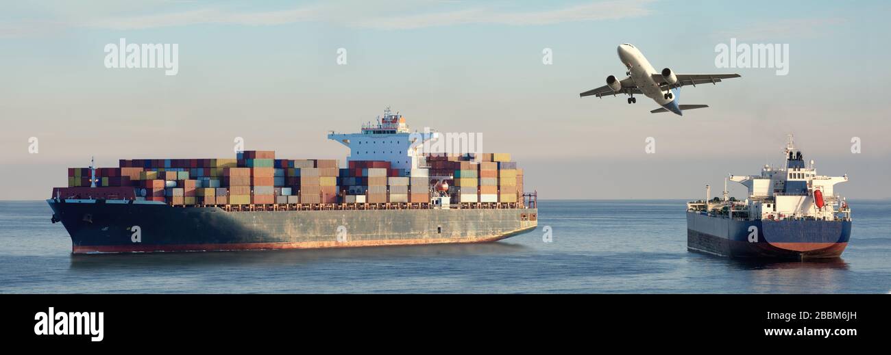 Possenti navi container in oceano all'alba in corso di importazione ed esportazione di merci marine trasporto. Industria dei beni commerciali e settore marittimo c Foto Stock