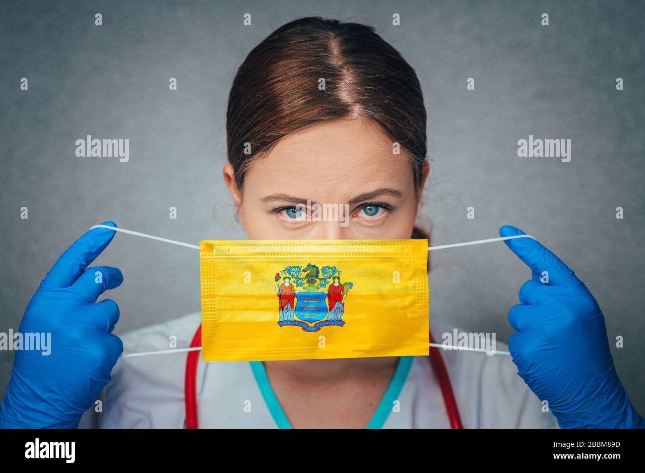 Coronavirus negli Stati Uniti New Jersey, femmina medico ritratto, proteggere maschera chirurgica viso con New Jersey Flag. Malattia, virus Covid-19 in nuovo Foto Stock
