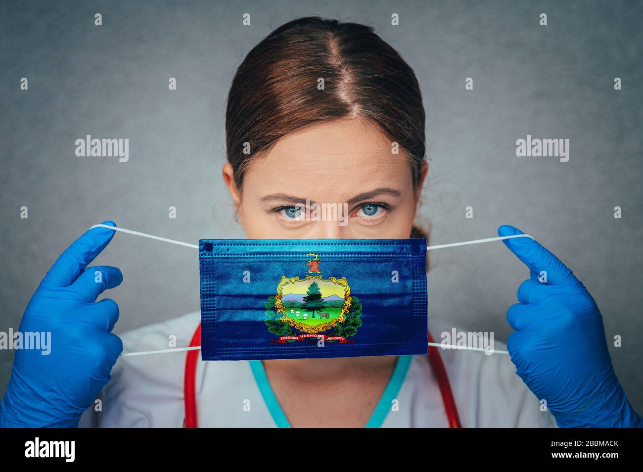 Coronavirus nello Stato degli Stati Uniti Vermont, Female Doctor Portrait, proteggere la maschera medica chirurgica viso con Vermont Flag. Malattia, virus Covid-19 in Vermont Foto Stock