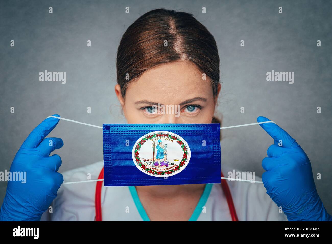 Coronavirus nello Stato degli Stati Uniti Virginia, Female Doctor Portrait, Proteggi la maschera medica chirurgica del viso con Virginia Flag. Malattia, virus Covid-19 in Virginia Foto Stock
