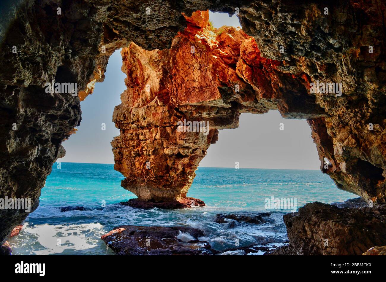 Gli splendidi archi naturali dell'oceano, a Cala Moraig sulla Costa Blanca in Spagna. Foto Stock