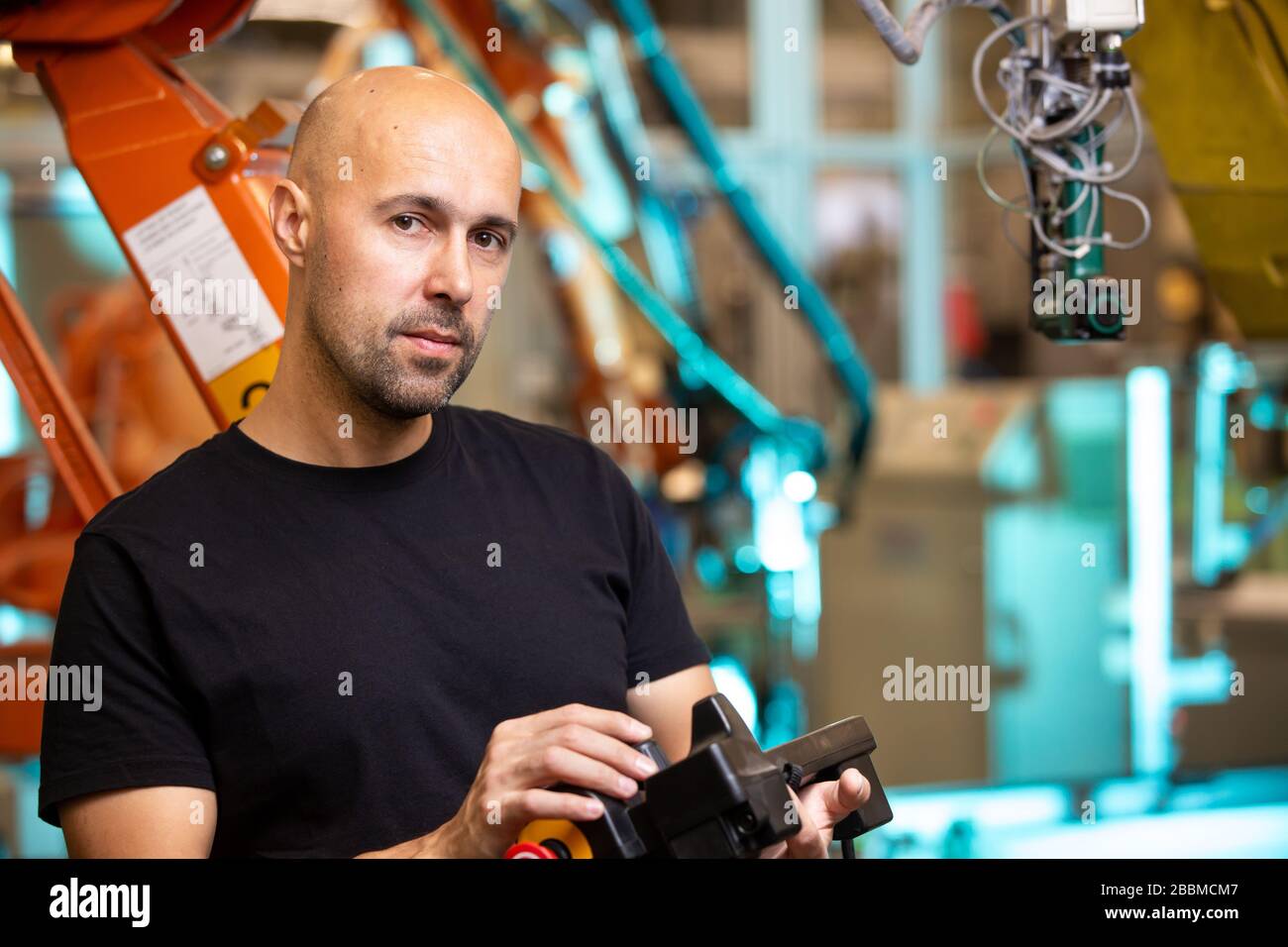 Ritratto di impiegato soddisfatto in fabbrica industriale intelligente, assunzione di nuovo dipendente a causa di crisi economica, concetto di industria Foto Stock