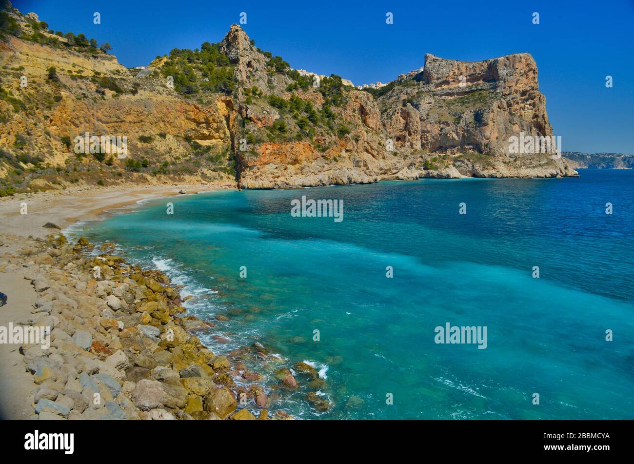 La baia di Cala Moraig, una spiaggia vicino alla località di Moraira sulla Costa Blanca in Spagna Foto Stock