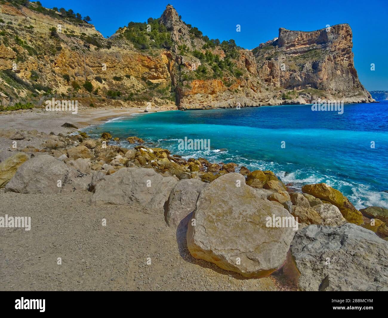 La baia di Cala Moraig, una spiaggia vicino alla località di Moraira sulla Costa Blanca in Spagna Foto Stock