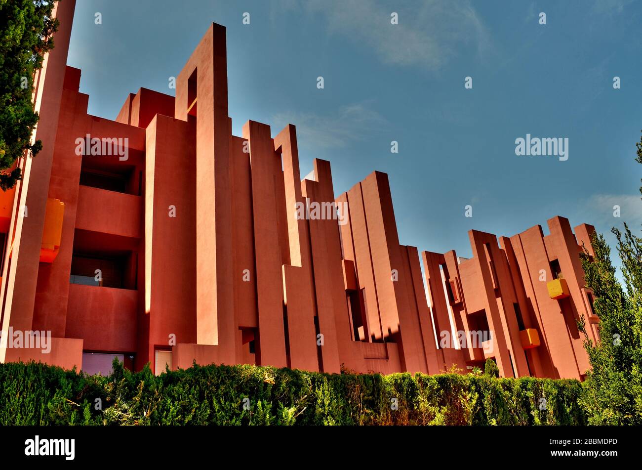 La Muralla Roja a Calpe. Si tratta di un condominio progettato dall'architetto Ricardo Bofill nella 1960s. Molte persone vivono nel blocco. Foto Stock