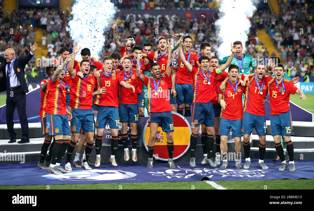 Il capitano della Spagna Jesus Vallejo (a destra) e la Spagna Dani Caballos (a sinistra) celebrano mentre alzano il trofeo dopo aver vinto la finale europea UEFA Under-21 Championship Foto Stock