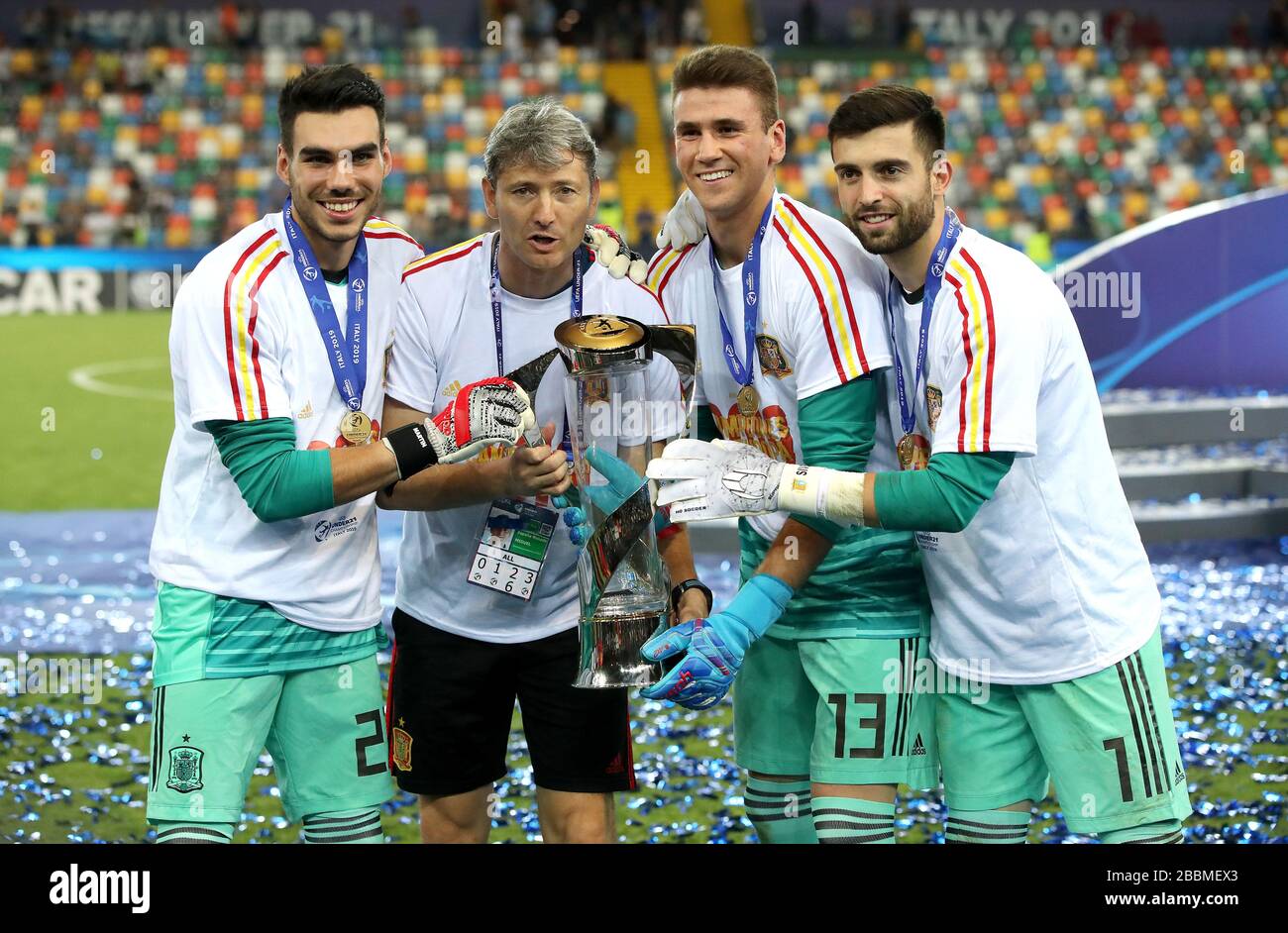 Miguel Angel Espana, Spagna U21 allenatore portiere (centro) con godi Dani Martin (a sinistra), Spagna Unai Simon (centro) e Antonio Sivera festeggiare con il trofeo dopo aver vinto la finale europea UEFA Under-21 Championship Foto Stock