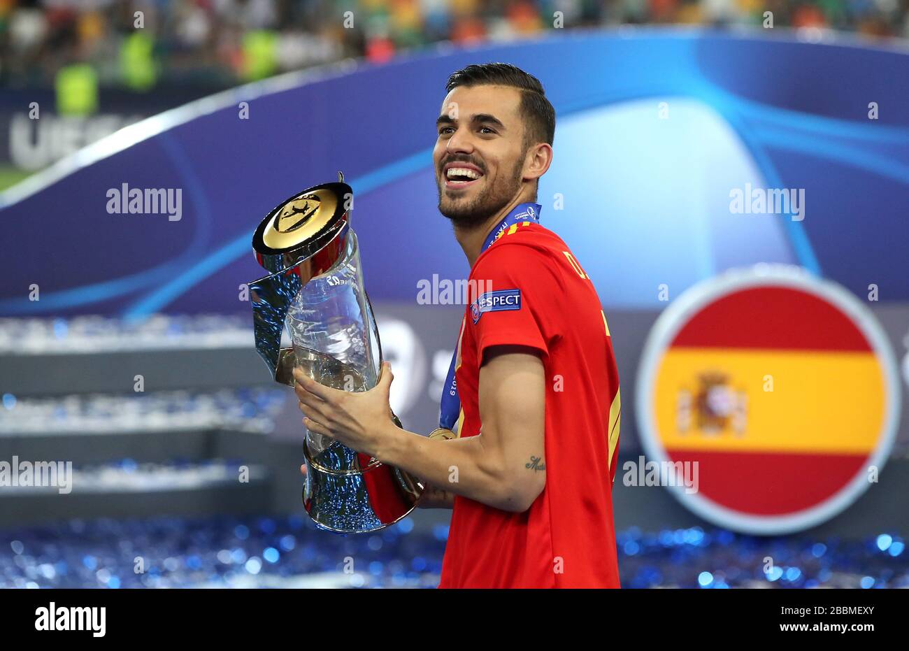 Spagna Dani Ceballos festeggia con il trofeo dopo aver vinto la finale europea UEFA Under-21 Championship Foto Stock