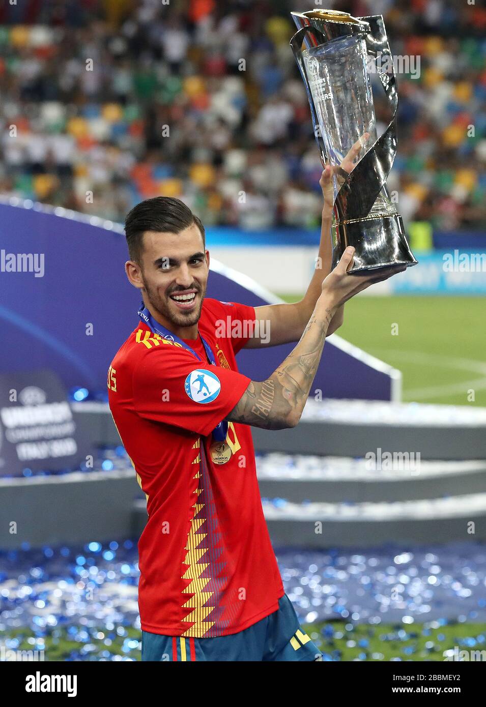 Spagna Dani Ceballos festeggia con il trofeo dopo aver vinto la finale europea UEFA Under-21 Championship Foto Stock